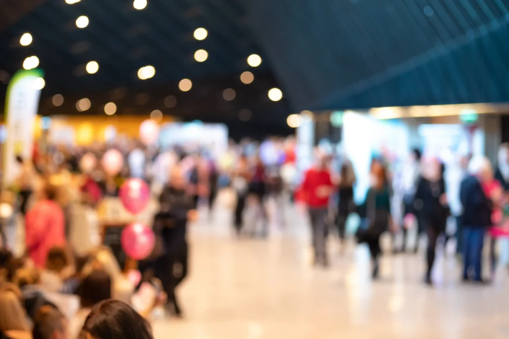 Une photo floue d'une foule se déplaçant dans un hall de salon professionnel