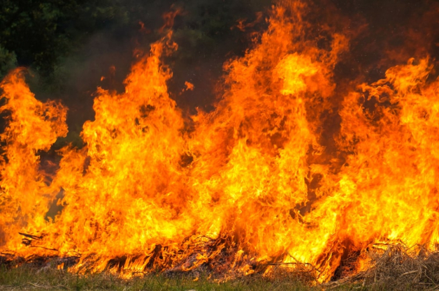 Un grand feu brûle en continue