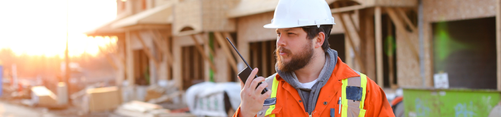 Un homme en tenue de chantier se trouve sur son lieu de travail