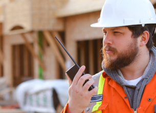 Un homme en tenue de chantier se trouve sur son lieu de travail