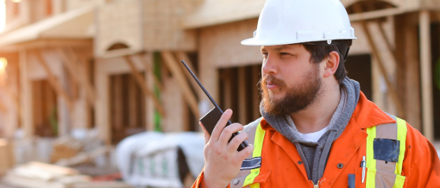 Un homme en tenue de chantier se trouve sur son lieu de travail