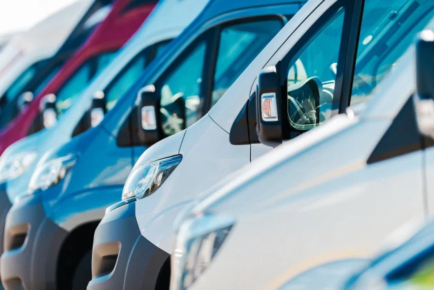 Des camionnettes sont alignés sur un parking