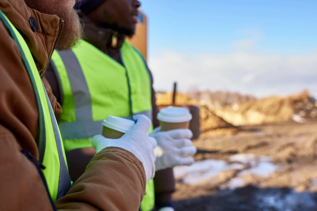 Deux ouvriers de chantiers prennent un café ensemble sur leur lieu de travail