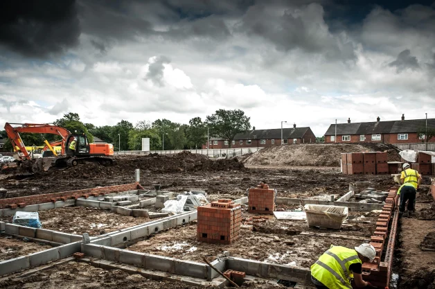 Un chantier sous un mauvais temps, avec des nuages gris et de la boue