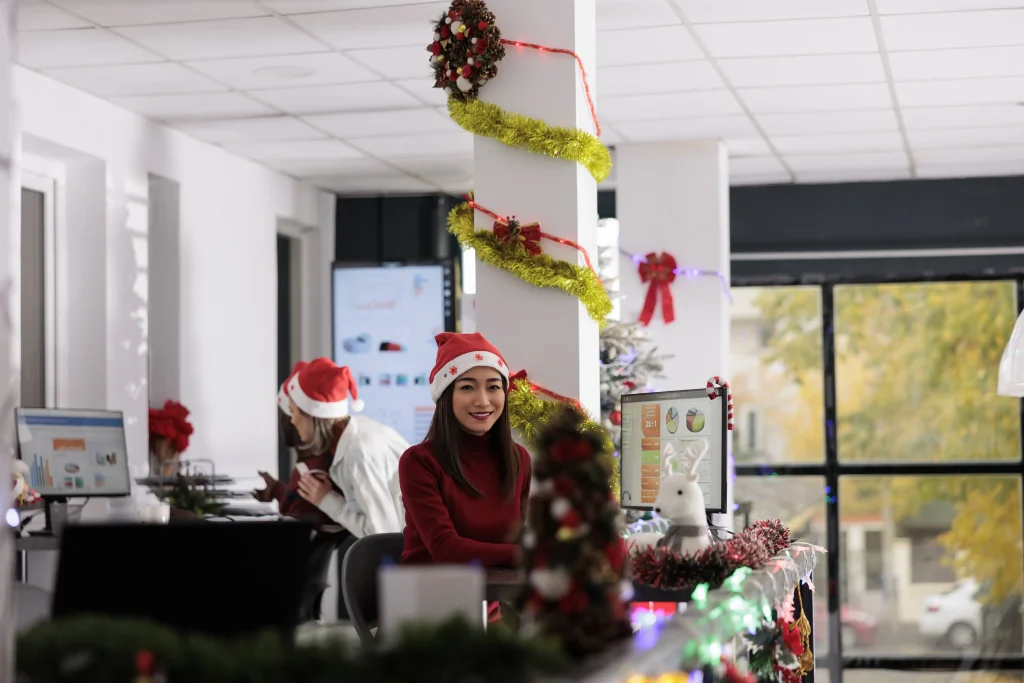 Un bureau en openspace décoré pour Noël