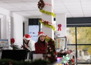 Un bureau en openspace décoré pour Noël