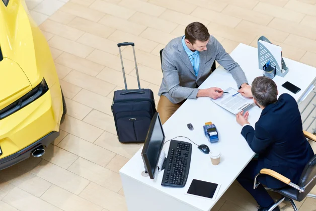 Un homme est en train de conclure un contrat avec un autre à son bureau