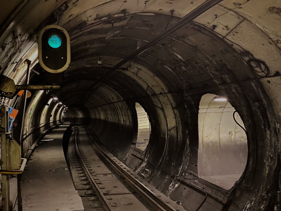 Un tunnel de métro éclairé