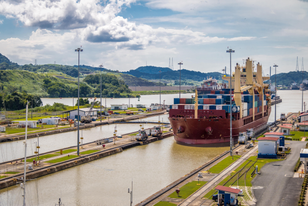 Le Canal de Panama avec un bateau de transport